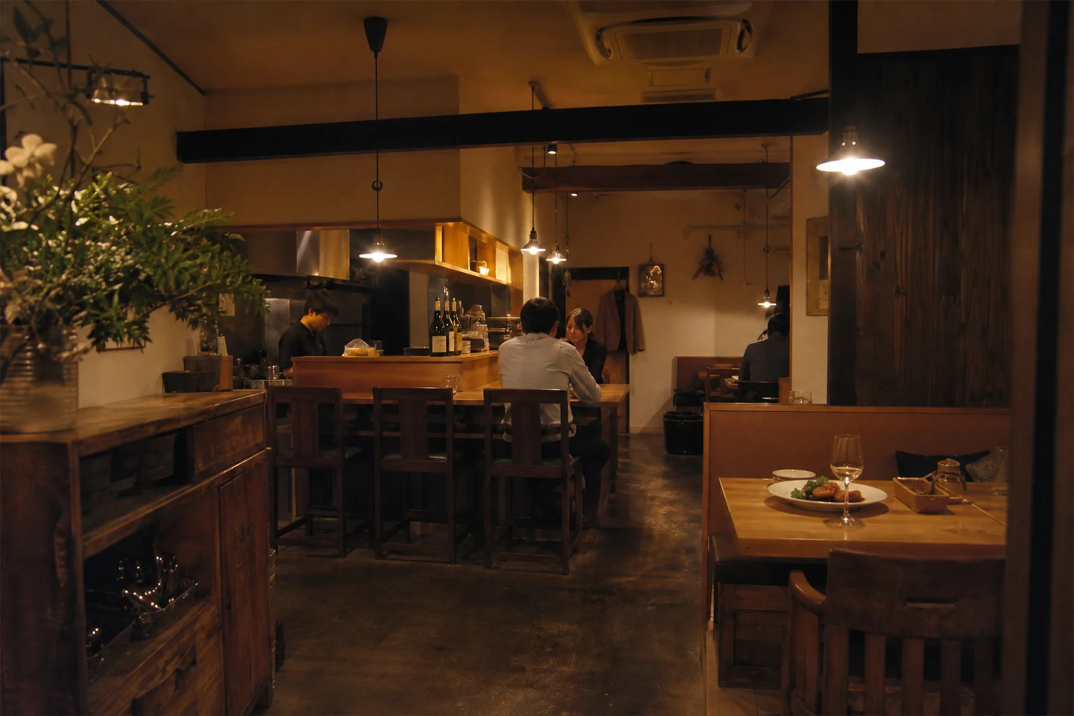 木の温もりを感じる小規模な洋食店内のイメージ